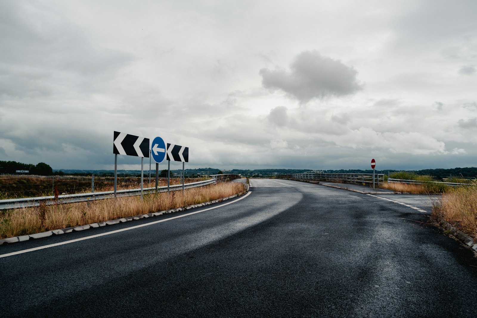 Direction signs on a wet bend